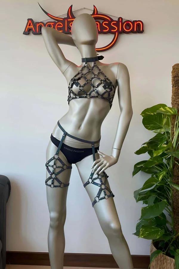 Gökkuşağı reflektörlü kafes bra harness ve jartiyer takım, neon UV ışık altında çok renkli yansıma