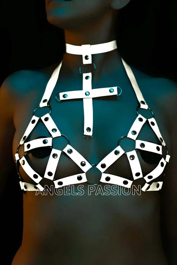 reflektörlü sütyen harness takım mat siyah bantlı kafes tasarım perçinli choker boyunluklu gece efekti