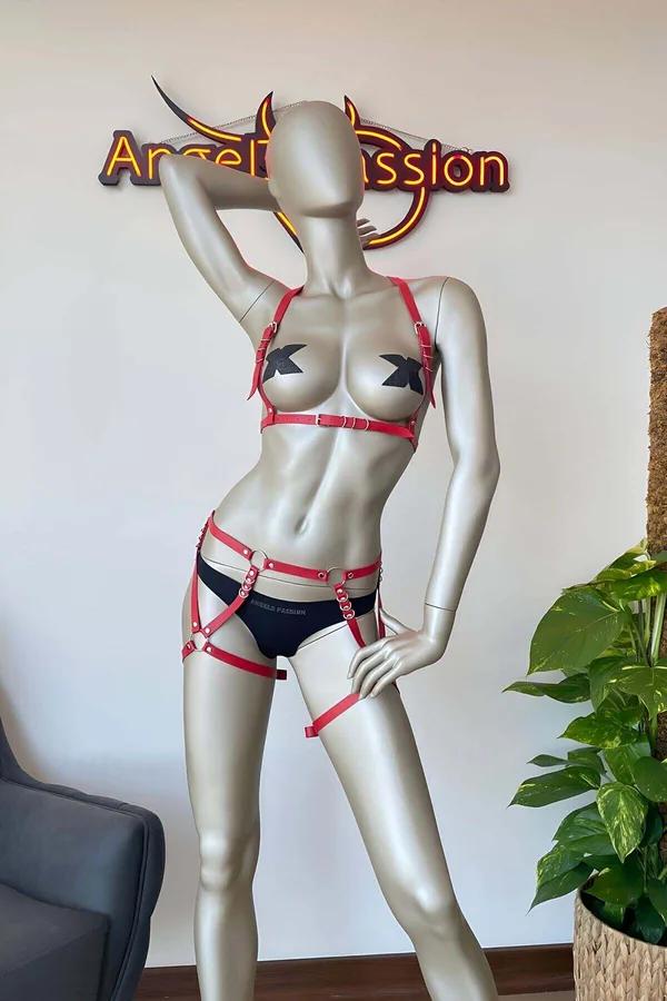 Kırmızı vegan deri harness takım göğüs ve bel şeritleri gümüş O-halka tokalı üç parça set