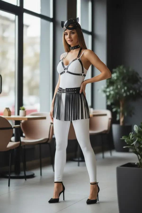 siyah suni deri püsküllü beden harness ve kemer etek kombin, gümüş metal O-ring toka detaylı