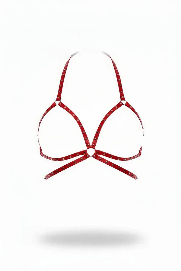 kırmızı faux leather göğüs harness altın zımba detaylı O-halka ve üçgen çerçeve tasarım