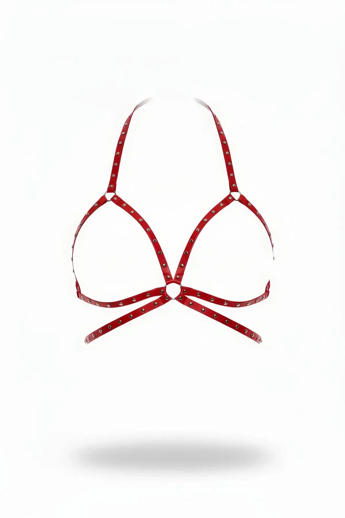 kırmızı faux leather göğüs harness altın zımba detaylı O-halka ve üçgen çerçeve tasarım