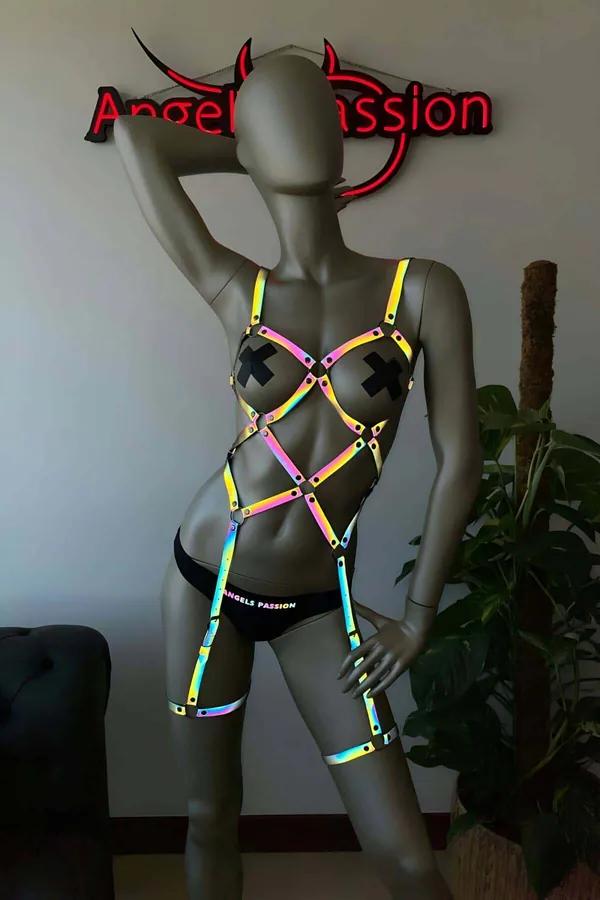 Pole dans harness gökkuşağı holografik reflektörlü bantlar siyah iç çamaşırı tabanı üzerinde tam vücut set