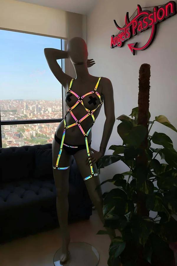 Pole dans harness gökkuşağı holografik reflektörlü bantlar siyah iç çamaşırı tabanı üzerinde tam vücut set