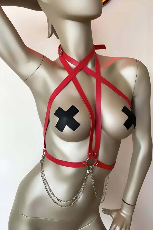 kırmızı vegan deri çapraz göğüs harness gümüş zincir ve metal toka detayı manken üzerinde
