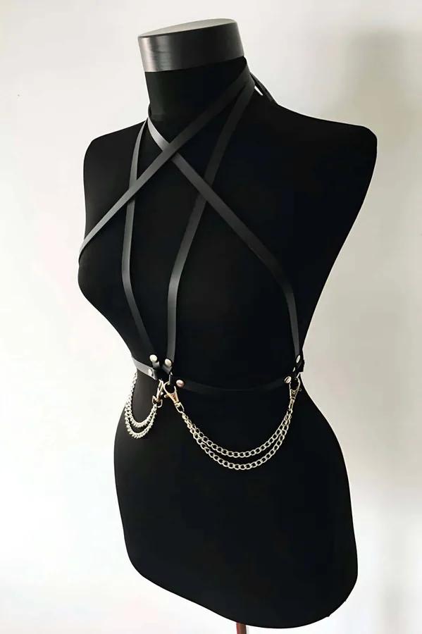 siyah suni deri göğüs harness çapraz X bantlı gümüş zincir ve metal toka detayı