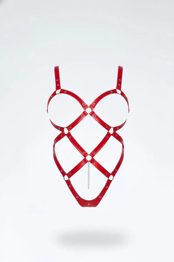 kırmızı vegan deri body harness kafes yapılı gümüş metal halka ve zincir detaylı