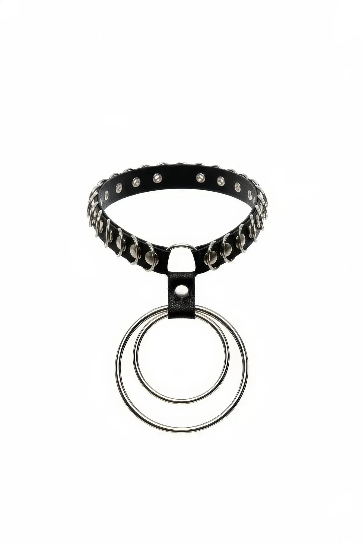 Siyah faux leather zımbalı choker, gümüş iç içe çift O-halka sarkıt ve dekoratif halka zincir detayı