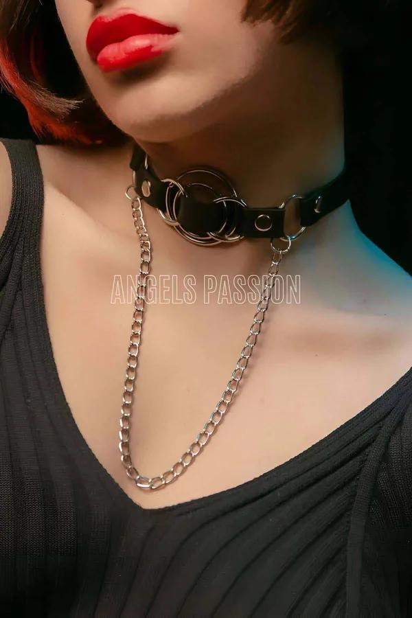 Siyah suni deri choker üç gümüş halka ve sarkık zincir detayı boyunda
