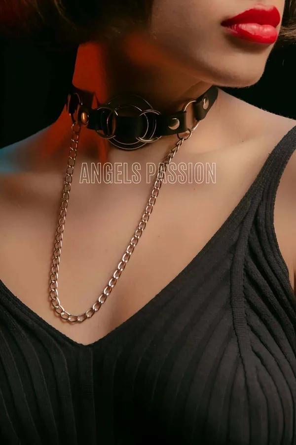Siyah suni deri choker üç gümüş halka ve sarkık zincir detayı boyunda