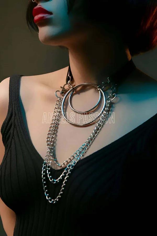 siyah lastik choker harness kolye çift gümüş O-halka ve sarkan zincir detayı boyun üzerinde