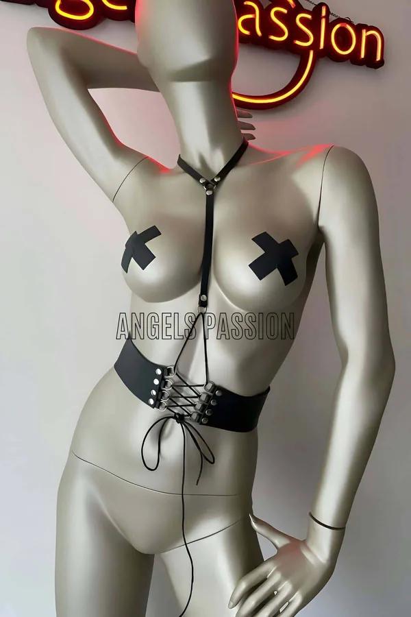 siyah vegan deri korse harness bağcıklı bel bandı ve göğüs askıları kadın manken üzerinde