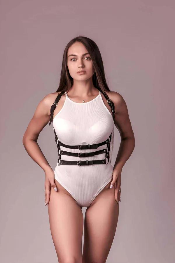 siyah suni deri 3 sıralı göğüs harness altın toka ve D-ring detaylı club aksesuar