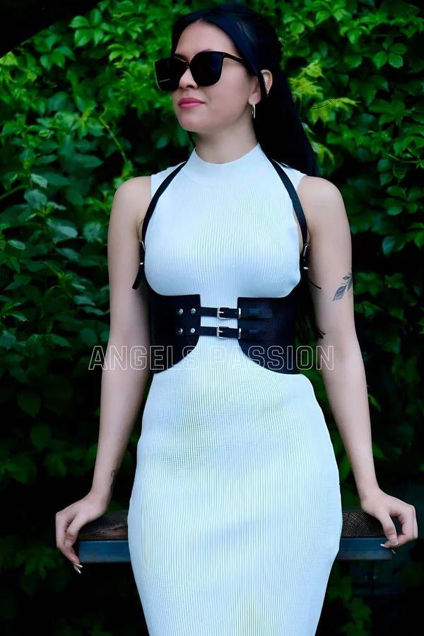 Siyah suni deri göğüs kafes harness kemer, çift gümüş toka, beyaz elbise üstüne giyilmiş