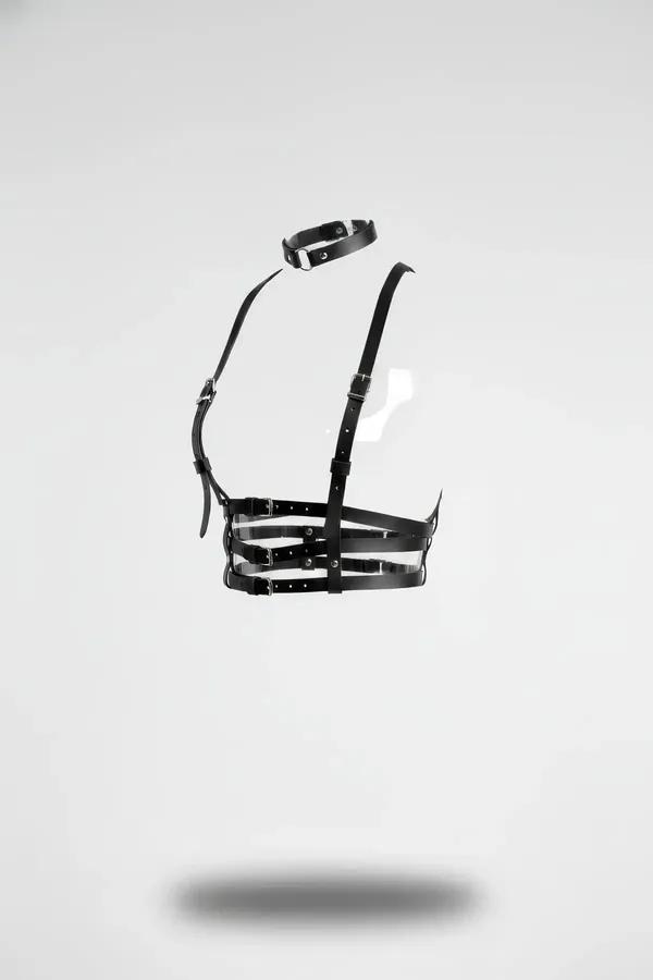 Siyah vegan deri vücut harness boyun halkası ve üç yatay bant gümüş metal toka detayı