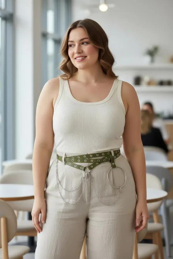 büyük beden haki vegan deri kemer gümüş O-halka ve çift zincir detaylı trend model