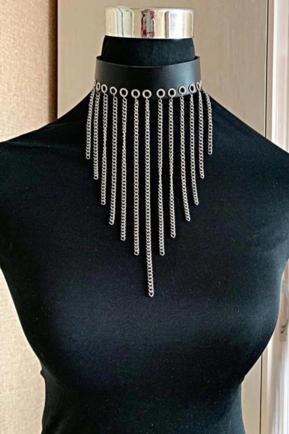 Siyah vegan deri choker gümüş O-halka ve sarkıt zincirler V formunda mankende