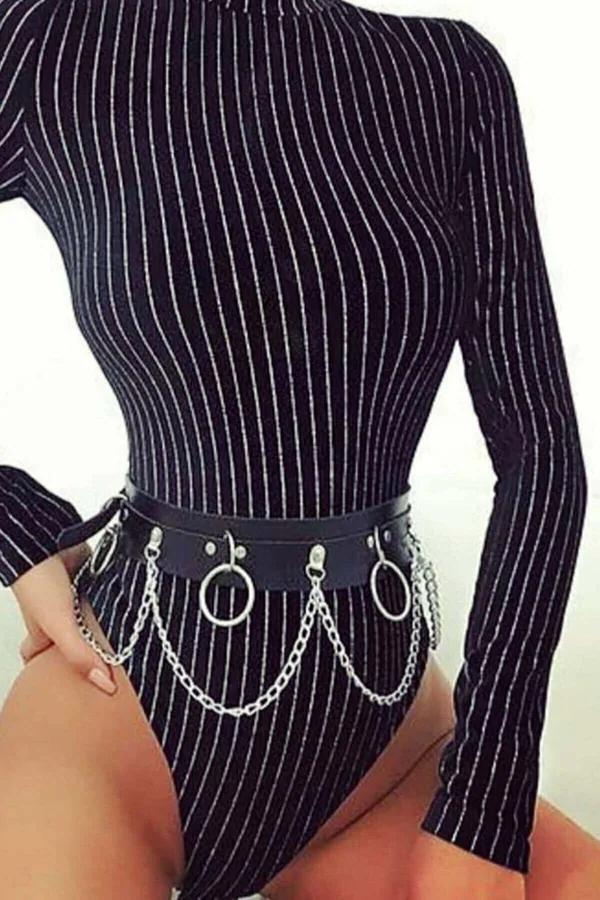 siyah faux deri bel harness gümüş metal O-halka ve sarkıt zincir detaylı çizgili body üzerinde