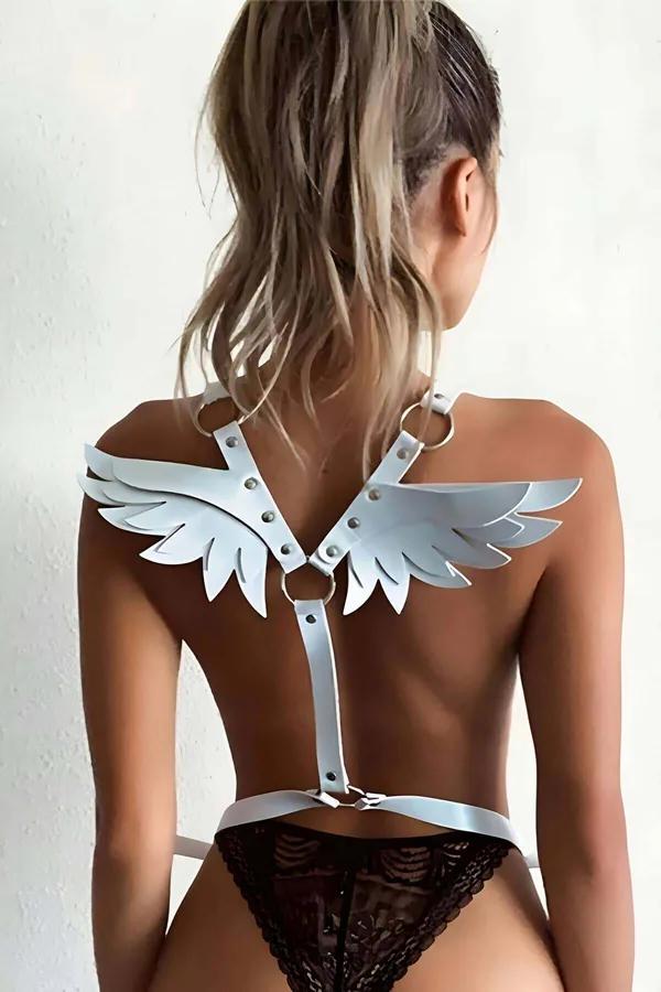 beyaz vegan deri melek kanadı detaylı göğüs harness, gümüş O-ring ve perçin, sırt görünümü