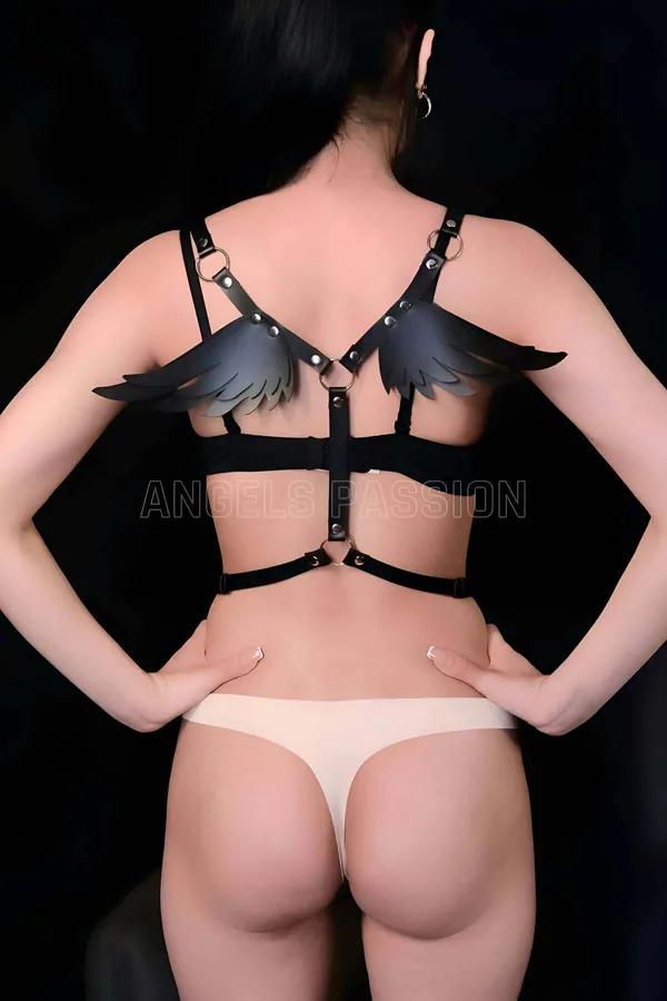 siyah vegan deri kanatlı göğüs harness sırt görünümü gümüş O-ring ve perçin detay