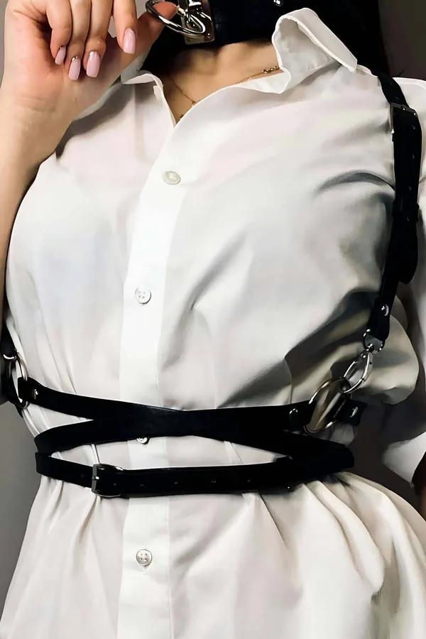 Siyah lake suni deri choker tasma ve çift bantlı kemer seti gümüş O-ring metal halka detaylı beyaz gömlek üzerinde