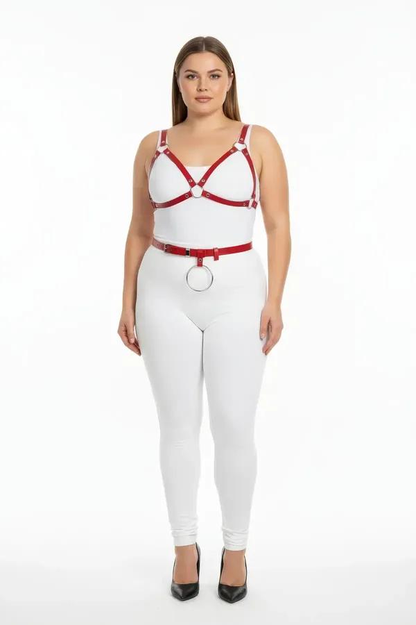 Kırmızı vegan deri harness sütyen ve O-halkalı bel kemeri takım, büyük beden model üzerinde gümüş metal toka detaylı