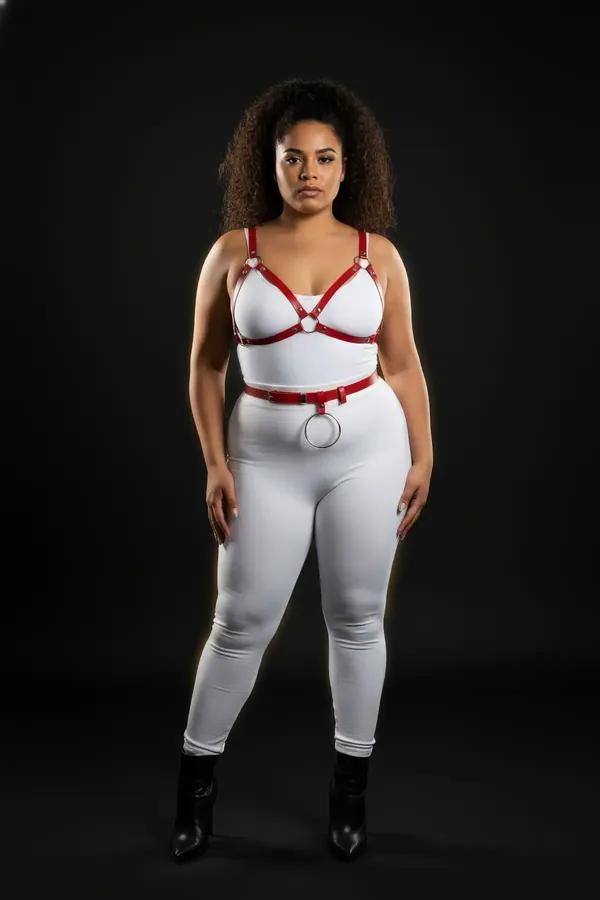 Kırmızı vegan deri harness sütyen ve O-halkalı bel kemeri takım, büyük beden model üzerinde gümüş metal toka detaylı