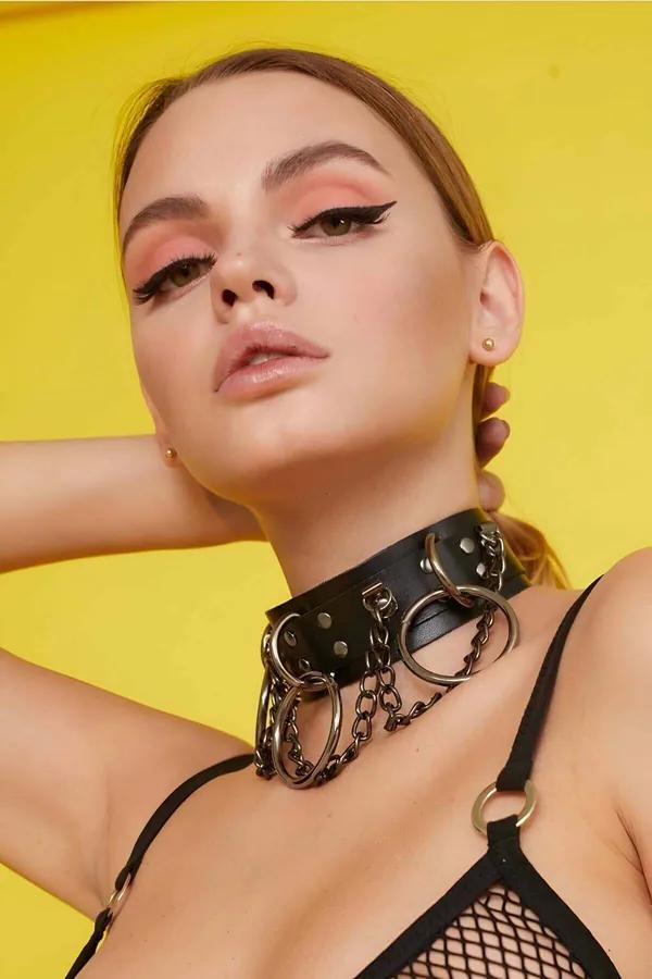 Siyah vegan deri geniş bant choker çoklu O-halka ve metal zincir detayı boyunda