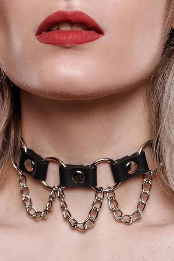 siyah vegan deri choker altın rengi metal halka ve üç sıra sarkıt zincir detaylı boyunluk aksesuar