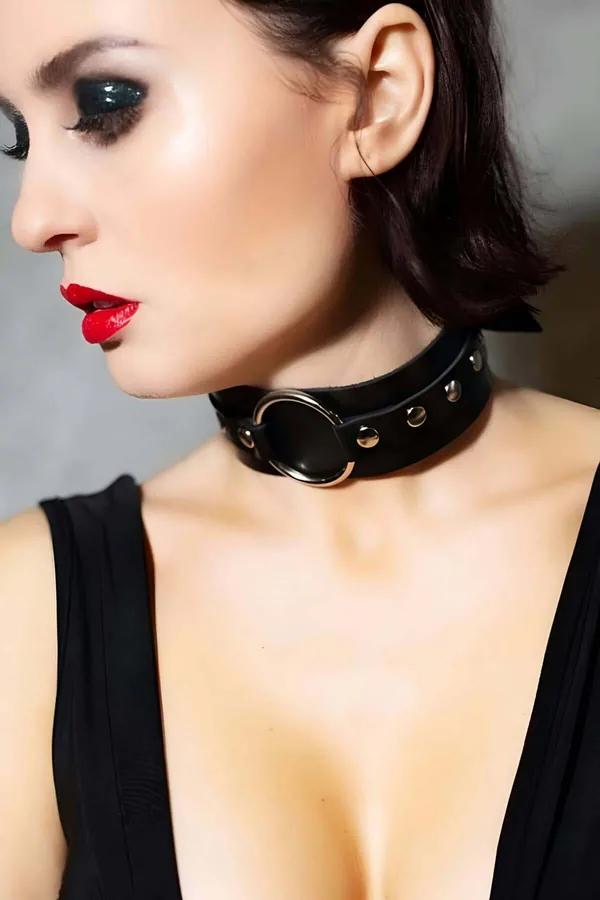 siyah vegan deri geniş bant choker merkezi gümüş O-halka ve perçin detayı boyun aksesuarı