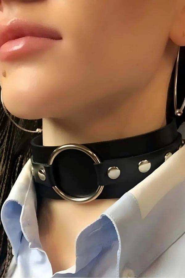 Siyah geniş vegan deri choker gümüş O-halka ve perçin detaylı boyun aksesuarı, kadın boynu üzerinde