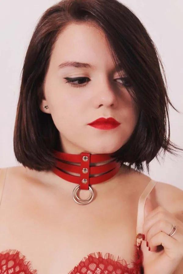 kırmızı vegan deri üçlü şerit choker gümüş O-halka ve perçin detay boyunda