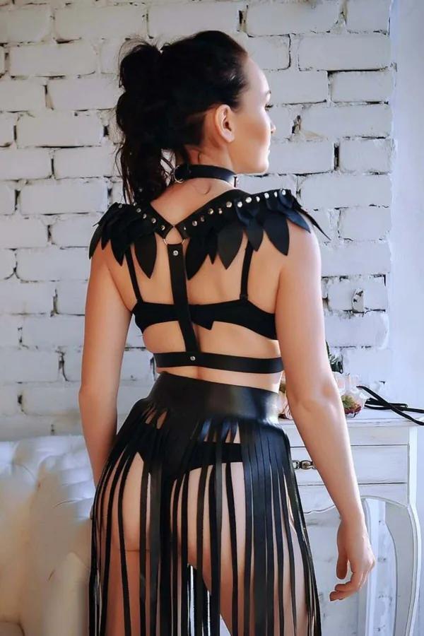Siyah suni deri kanat detaylı omuz harness ve uzun şerit püsküllü etek takımı, arka görünüm