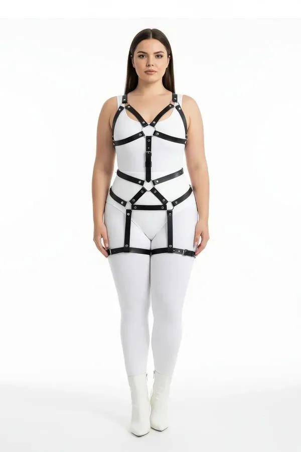 siyah vegan deri büyük beden full body harness takım gümüş metal toka ve uyluk bandı ile tam vücut görünümü