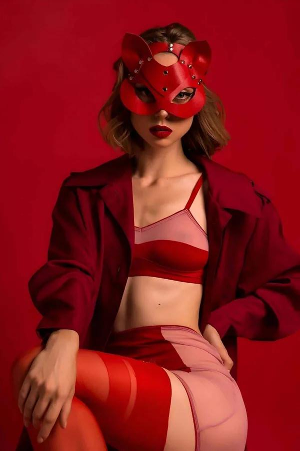Kırmızı vegan deri kedi kulaklı fantazi maske gümüş perçin detaylı, kadın modelde