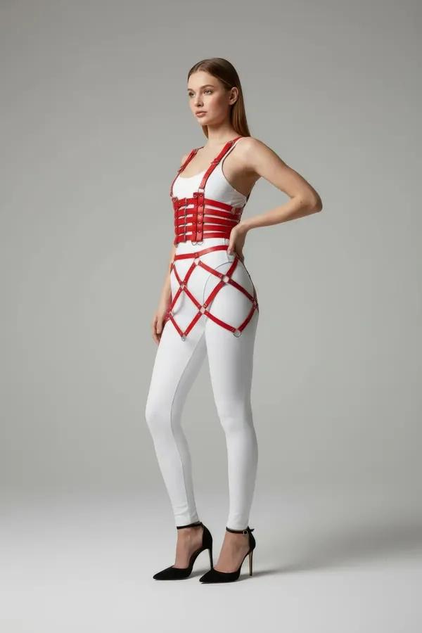 Kırmızı suni deri tam vücut harness, çoklu metal toka ve gümüş O-halkalı çapraz bantlar
