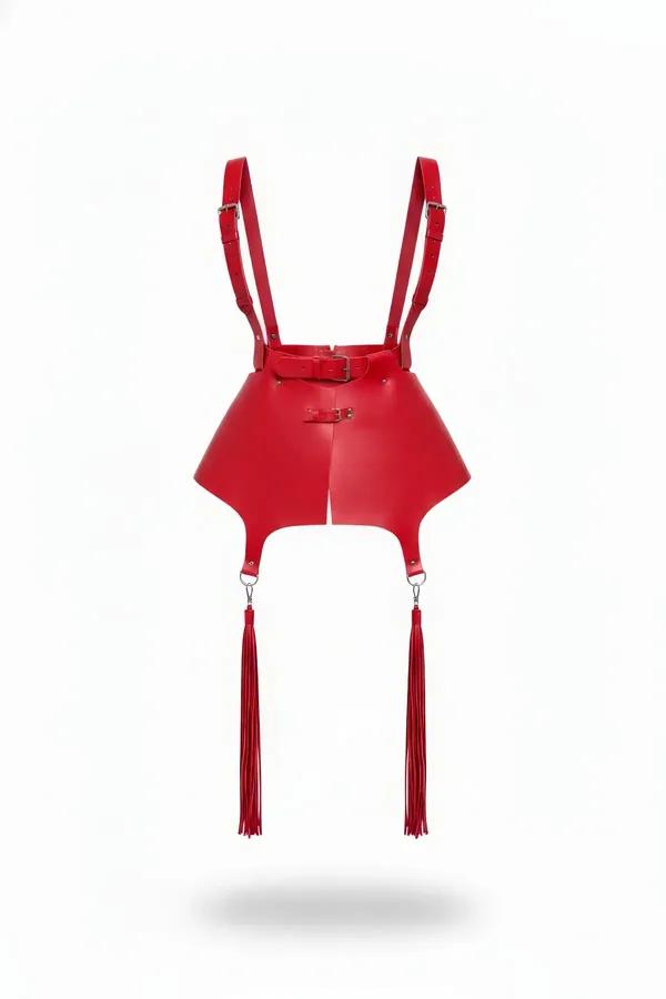 Kırmızı suni deri etek harness omuz askılı üç tokalı gümüş donanımlı iki uzun kırmızı püskül sarkıtılmış önden görünüm