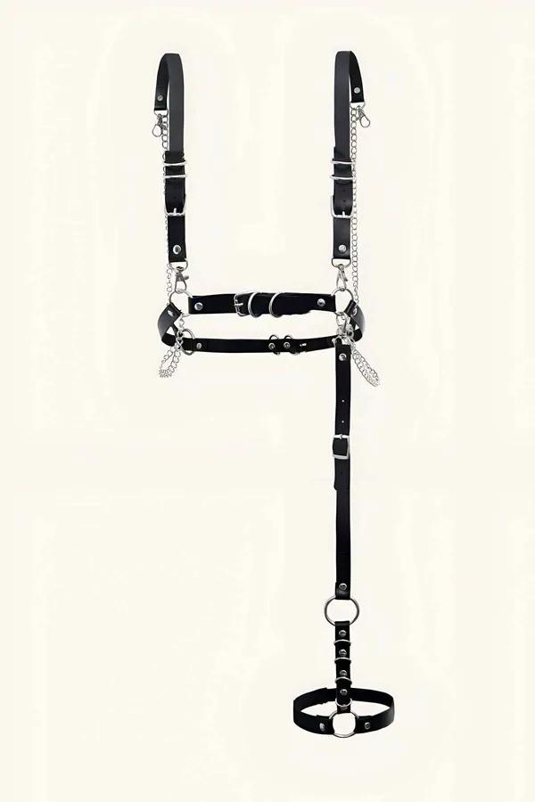 Zincirli siyah vegan deri vücut harness, gümüş D-halkalar ve uyluk bandı, street-style kombinasyon