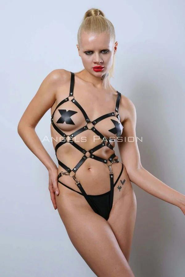 siyah vegan deri full body harness gümüş O-ring ve çapraz bant detayı ön görünüm