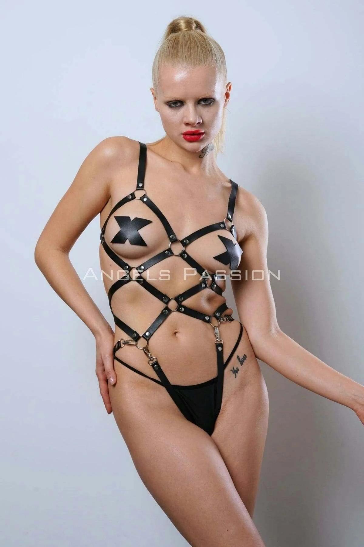siyah vegan deri full body harness gümüş O-ring ve çapraz bant detayı ön görünüm