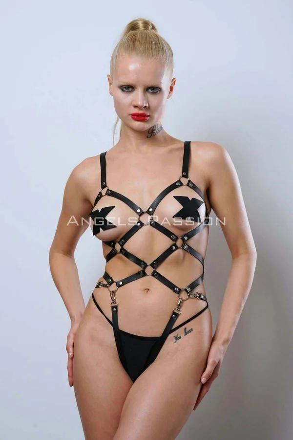 siyah vegan deri full body harness gümüş O-ring ve çapraz bant detayı ön görünüm