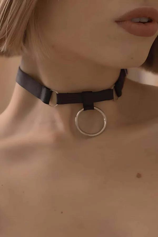 Siyah elastik kafes korse harness yatay bantlı jartiyer askılı gümüş toka donanımlı choker ile