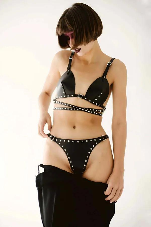 siyah vegan deri perçinli harness takım üçgen bra ve harness külot gümüş metal perçin detaylı set