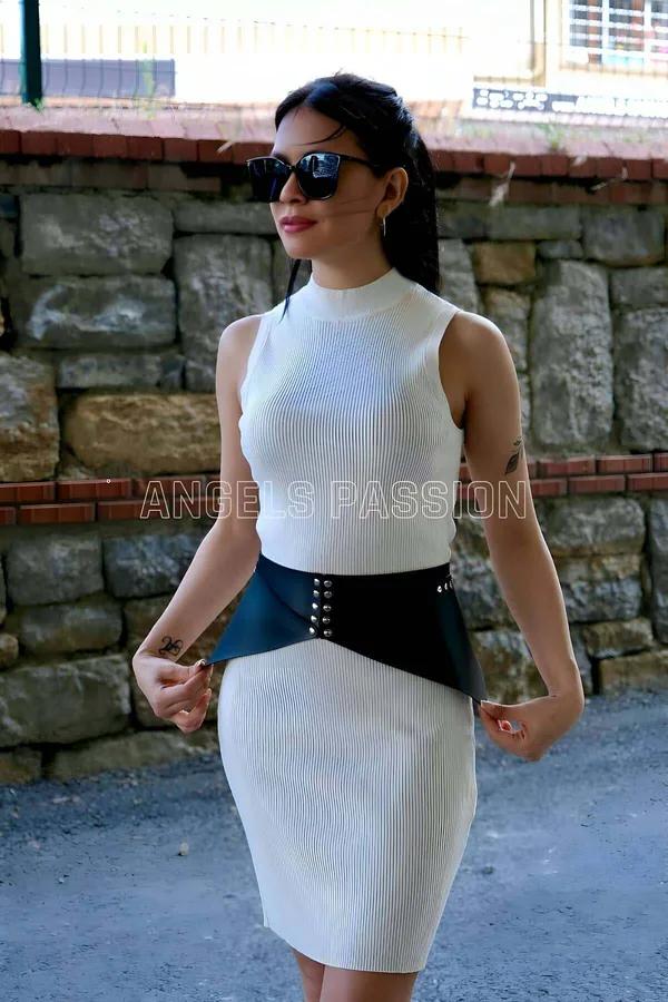 Perçin detaylı siyah vegan deri korse kemer asimetrik peplum kesim gümüş perçin beyaz elbise üzerinde