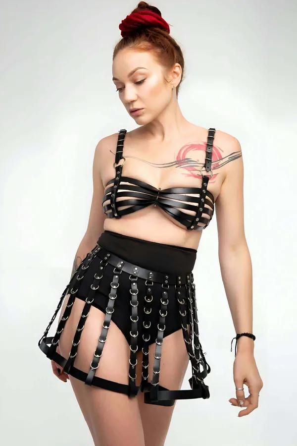 siyah suni deri bralet ve metal D-halkalı etek harness takım, yatay bantlı göğüs tasarımı