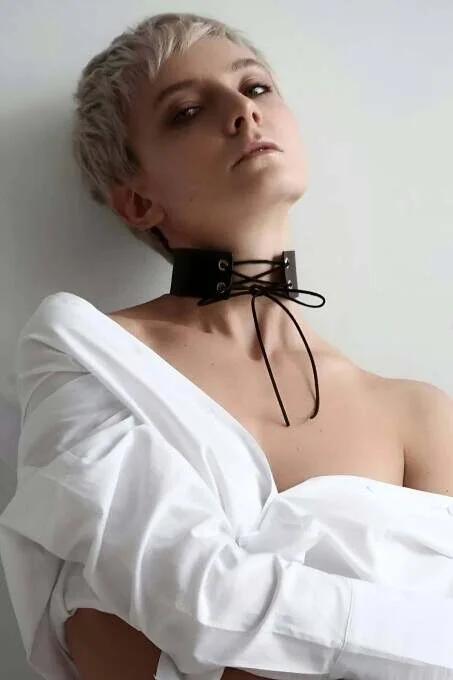 bağlamalı deri görünümlü choker yaka kolye siyah, önden korse ip detaylı metal gözlü geniş bant
