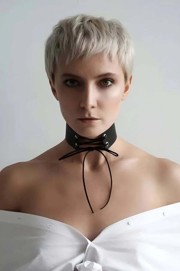 bağlamalı deri görünümlü choker yaka kolye siyah, önden korse ip detaylı metal gözlü geniş bant