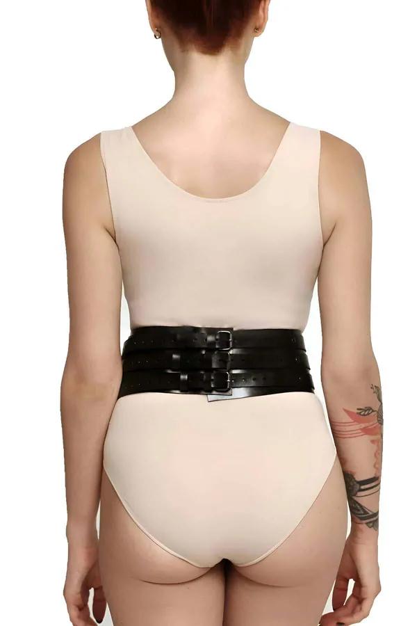 perçin detaylı siyah vegan deri bel korsesi chevron sivri uç gümüş perçin krem bodysuit üzerinde