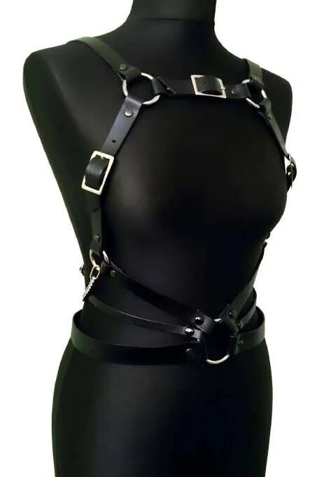 siyah vegan deri göğüs harness gümüş O-halka ve metal tokalar manken üzerinde