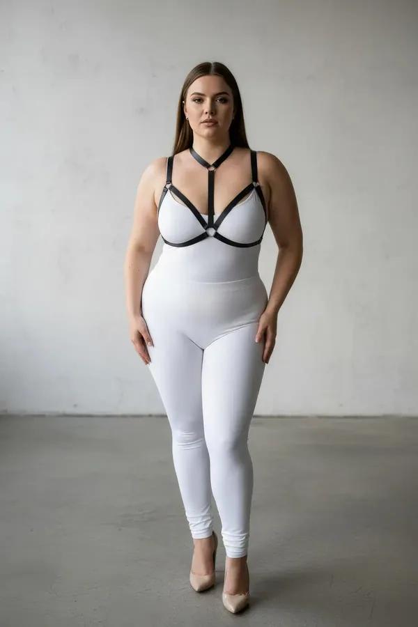 büyük beden siyah lastik göğüs harness beyaz body üzerinde O-halka ve gümüş toka detayı